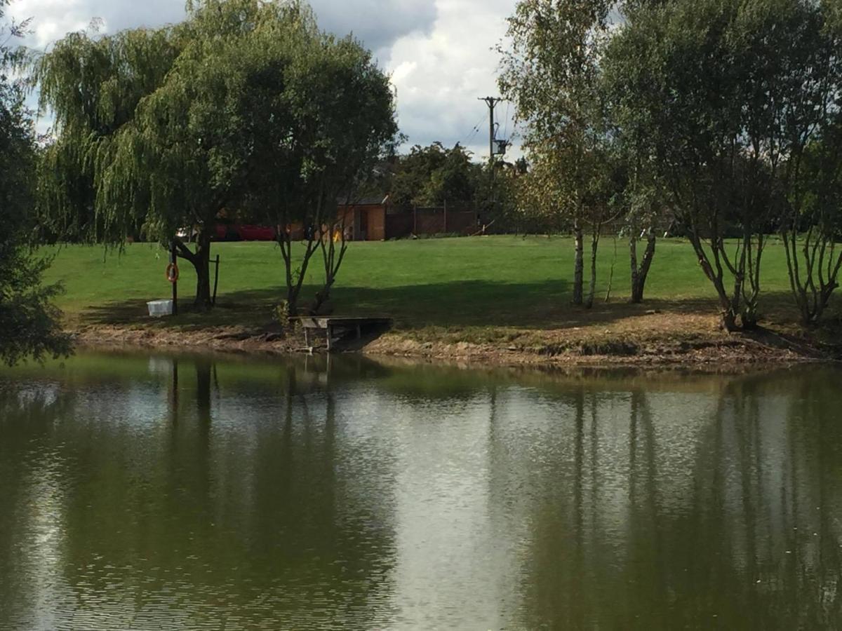 Elton Barn Fishery & Retreat นอตติงแฮม ภายนอก รูปภาพ
